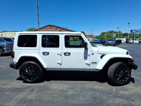 Used 2025 Jeep Wrangler Unlimited Sahara w/ Safety Group AWD/4WD image 8