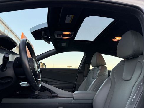 Used 2025 Hyundai Elantra Limited image 22