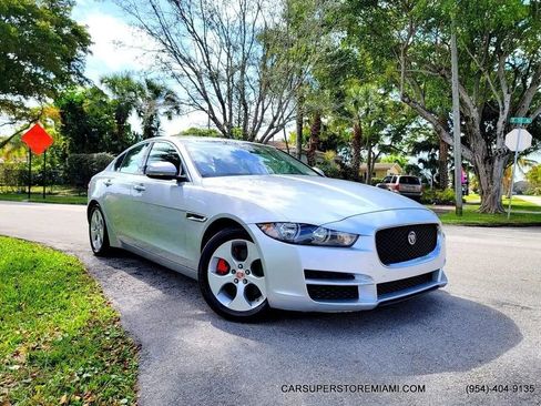 Used 2017 Jaguar XE image 7