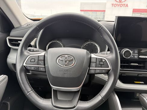 Used 2023 Toyota Highlander XLE image 13