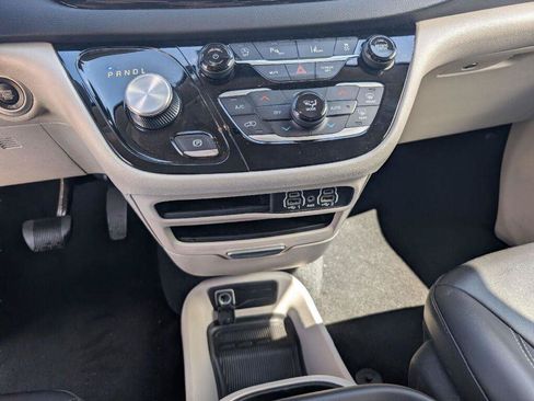 Used 2023 Chrysler Pacifica Touring-L FWD image 33