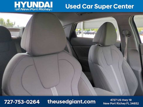 Used 2025 Hyundai Elantra SE FWD image 6