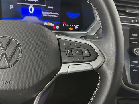 Used 2022 Volkswagen Tiguan SE w/ Panoramic Sunroof Package image 28