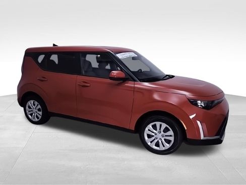Used 2025 Kia Soul LX FWD image 3