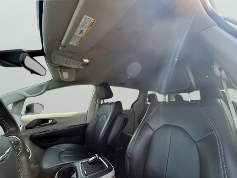 Used 2023 Chrysler Pacifica Touring-L FWD image 11