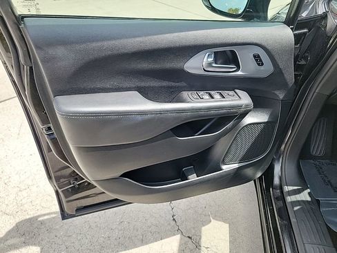 Used 2025 Chrysler Pacifica Limited FWD image 10