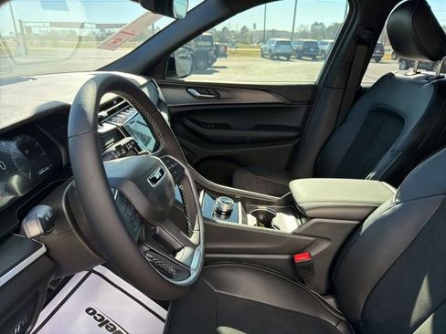 Used 2025 Jeep Grand Cherokee Altitude RWD image 7