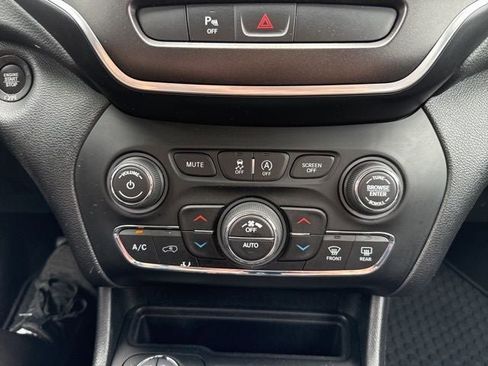 Used 2019 Jeep Cherokee Trailhawk w/ Comfort/Convenience Group AWD/4WD image 32