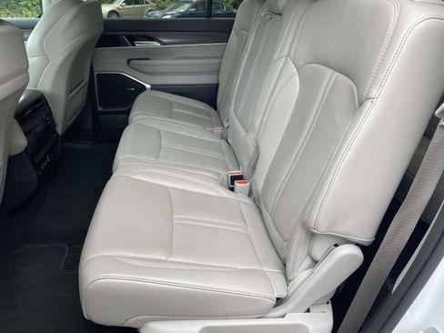 Used 2024 Jeep Wagoneer L Series II w/ Flexible Seating Group AWD/4WD image 11