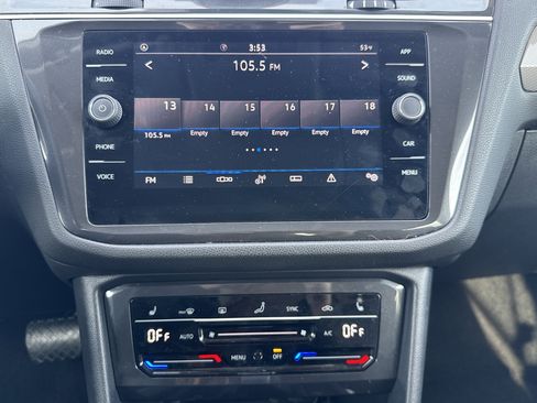 Used 2024 Volkswagen Tiguan SE image 12