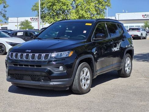 Used 2025 Jeep Compass Latitude AWD/4WD image 2
