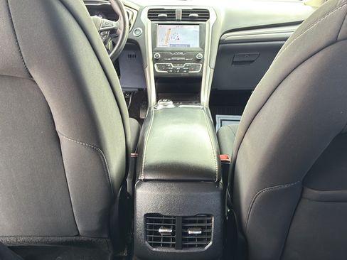 Used 2020 Ford Fusion SE AWD/4WD image 24
