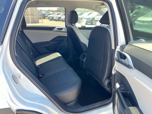 New 2025 Volkswagen Taos SE image 29
