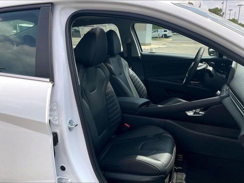 New 2025 Hyundai Elantra Limited image 30
