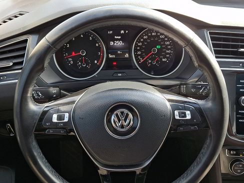 Used 2018 Volkswagen Tiguan SE w/ Panoramic Sunroof Package image 19