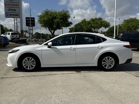 Used 2025 Toyota Camry LE image 9