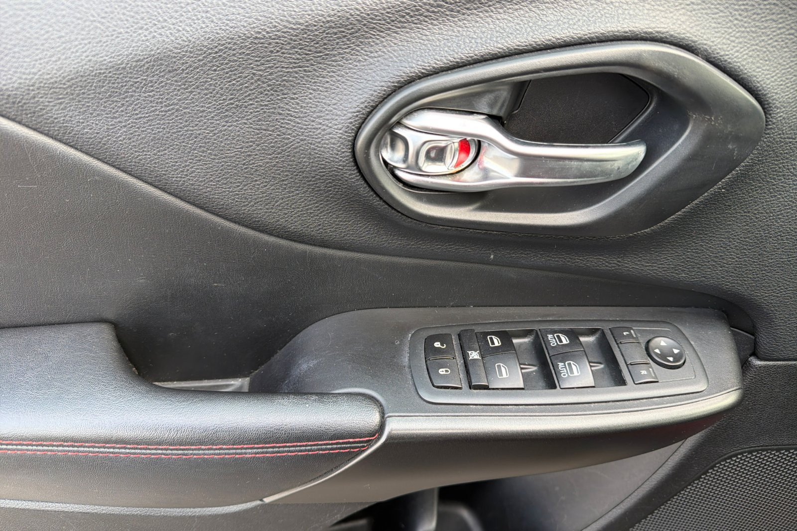 Used 2020 Jeep Cherokee Trailhawk AWD/4WD image 8