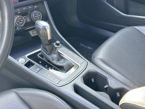 Used 2020 Volkswagen Jetta SE w/ SE Cold Weather Package image 31