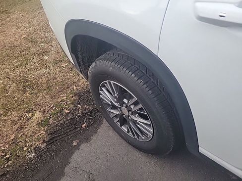 Used 2025 Chevrolet Traverse LT image 12