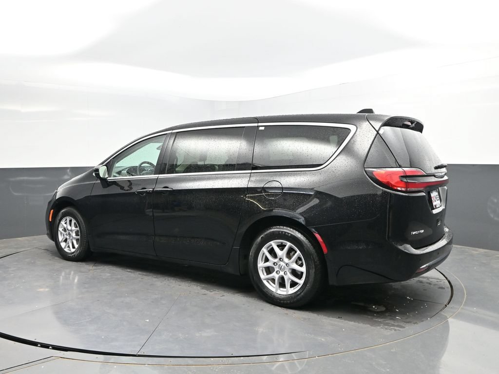 Used 2024 Chrysler Pacifica Touring-L FWD image 5