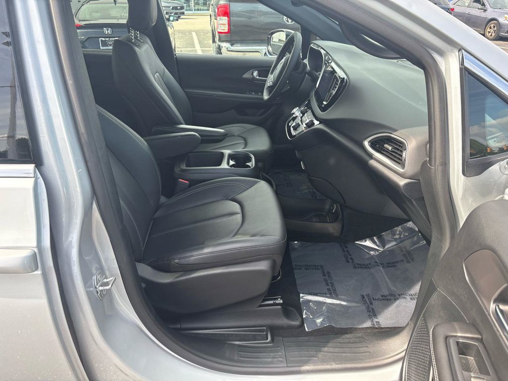 Used 2026 Chrysler Pacifica Select FWD image 19