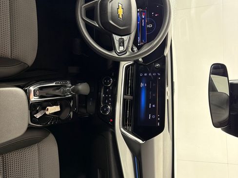 Used 2025 Chevrolet Trax LT FWD image 25