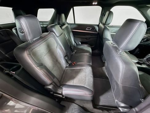 Used 2019 Ford Explorer XLT w/ XLT Sport Appearance Package AWD/4WD image 31