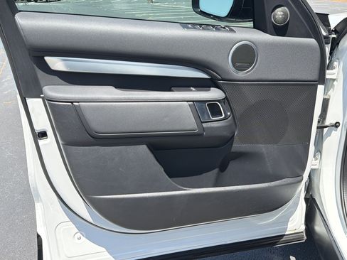 Used 2020 Land Rover Discovery Landmark AWD/4WD image 12