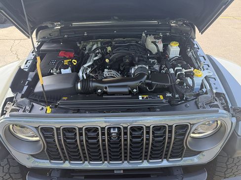 Used 2024 Jeep Gladiator Mojave AWD/4WD image 9