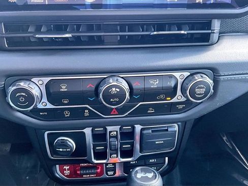 Used 2025 Jeep Wrangler Unlimited Rubicon image 33