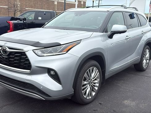 Certified 2024 Toyota Highlander Platinum AWD/4WD image 3