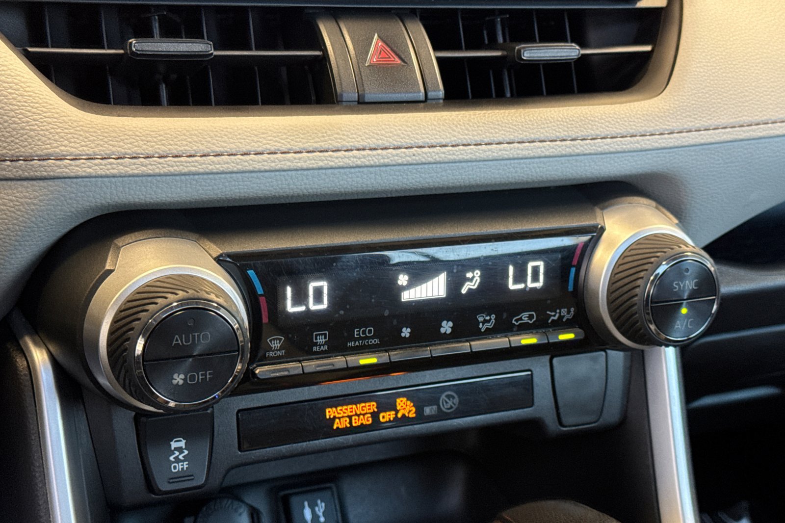 Certified 2019 Toyota RAV4 XLE w/ Carpet Mat Package FWD image 27
