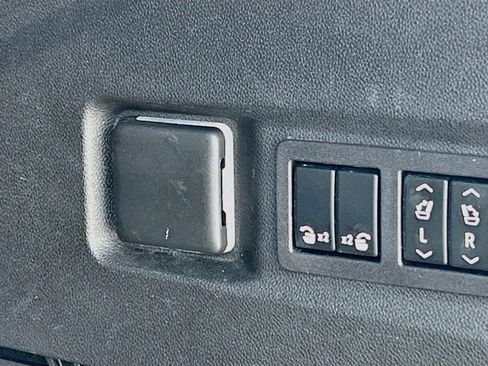 Used 2023 Chevrolet Tahoe Z71 w/ Luxury Package AWD/4WD image 14