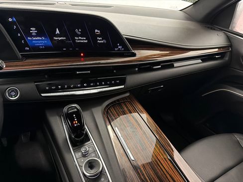Used 2024 Cadillac Escalade ESV Luxury AWD/4WD image 28