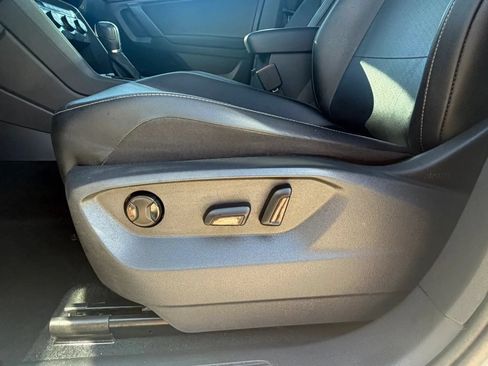 Used 2019 Volkswagen Tiguan SE w/ Panoramic Sunroof Package FWD image 16
