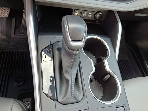 Used 2025 Toyota Highlander XLE image 17