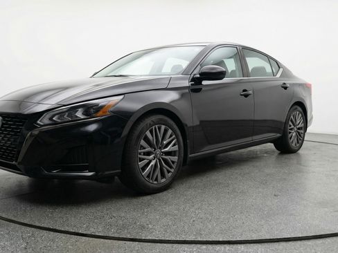 Used 2025 Nissan Altima 2.5 SV image 3