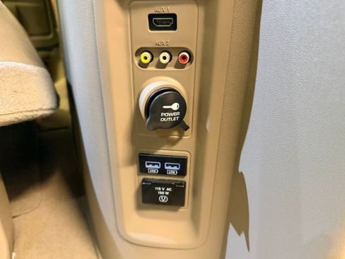 Used 2016 Chrysler Town & Country Touring FWD image 34