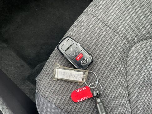 Used 2025 Toyota Highlander LE image 22