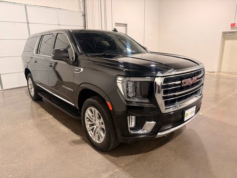 Used 2024 GMC Yukon XL SLT w/ SLT Luxury Package image 3