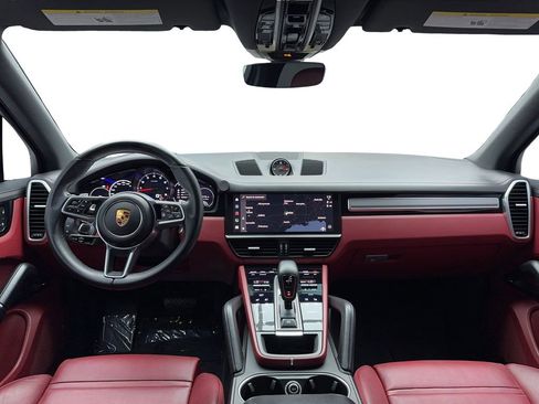 Used 2023 Porsche Cayenne Platinum Edition image 19