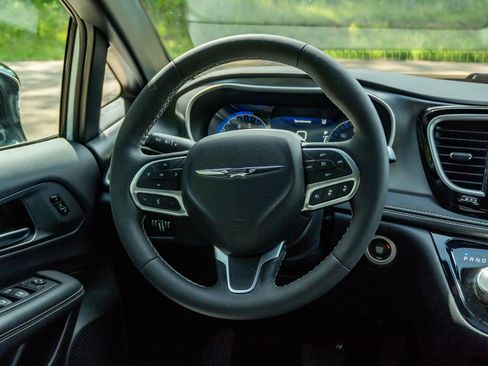Used 2025 Chrysler Pacifica Select FWD image 22