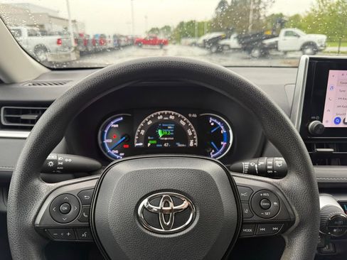 Used 2023 Toyota RAV4 XLE AWD/4WD image 16