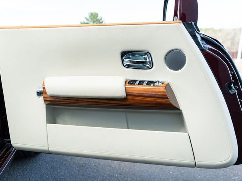 Used 2010 Rolls-Royce Phantom Drophead Coupe image 25