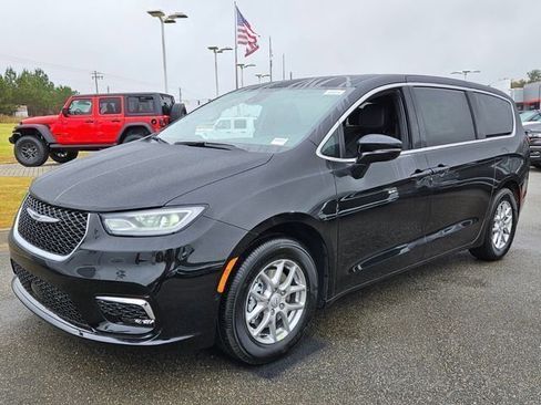 New 2026 Chrysler Pacifica Select FWD image 3