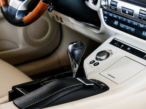 Used 2014 Lexus ES 300h w/ Luxury Package w/Bamboo Trim FWD image 24