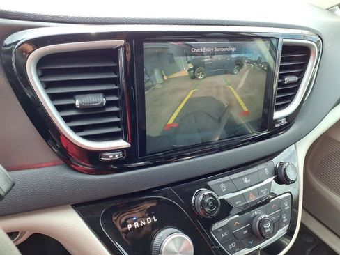 Used 2022 Chrysler Pacifica Touring-L image 12