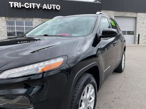 Used 2017 Jeep Cherokee Latitude w/ Cold Weather Group AWD/4WD image 2