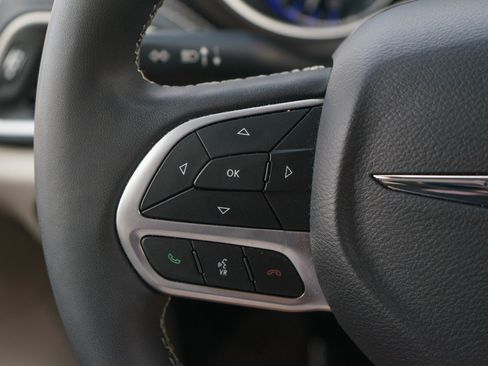 Used 2024 Chrysler Pacifica Touring-L AWD/4WD image 21
