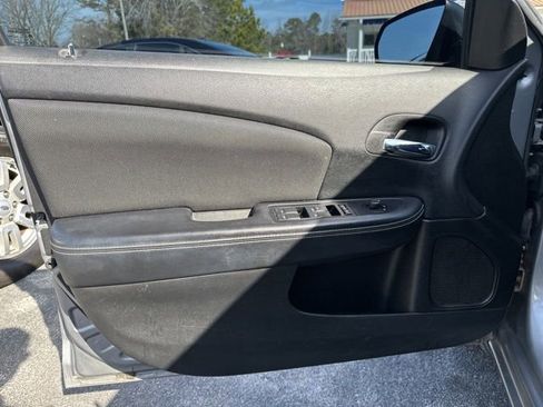 Used 2013 Dodge Avenger SE image 9